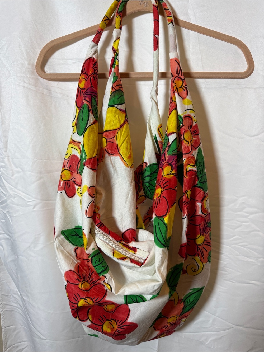 Floral Cotton Sling Bag in White with Red & Yellow Flowers moda Posa